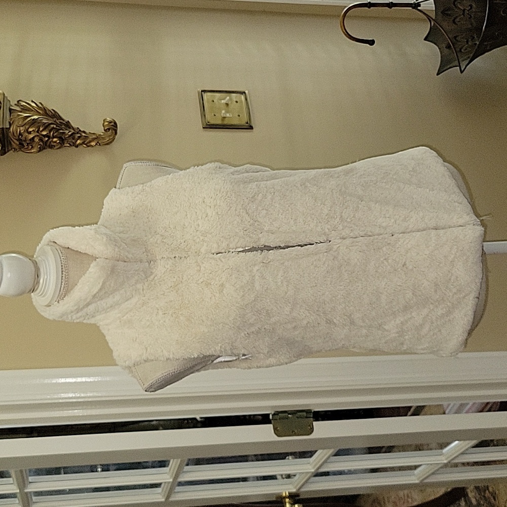 Apt 9 off white faux fur vest with collar 2 front pockets Fully lined Small EUC…